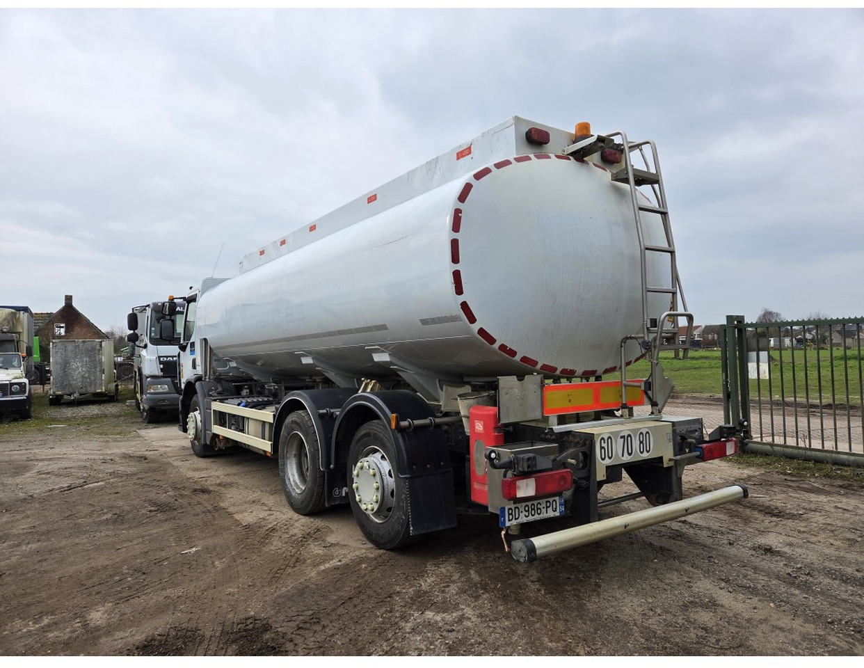 Renault Premium 340 6x2 Fuel Tank 18.540 L 3 compart Steering Axle Retarder Manual gearbox - Tankbil: bild 4 Renault Premium 340 6x2 Fuel Tank 18.540 L 3 compart Steering Axle Retarder Manual gearbox - Tankbil: bild 4