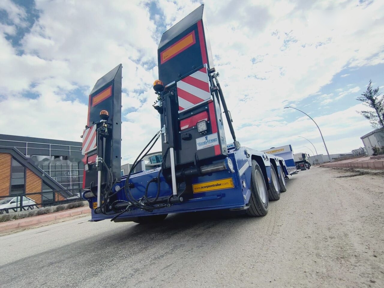 Scorpion Trailer SCORPION TRAILER 3 AXLE LOWBED SEMI TRAILER (CUSTOMIZED) - Låg lastare semitrailer: bild 3 Scorpion Trailer SCORPION TRAILER 3 AXLE LOWBED SEMI TRAILER (CUSTOMIZED) - Låg lastare semitrailer: bild 3