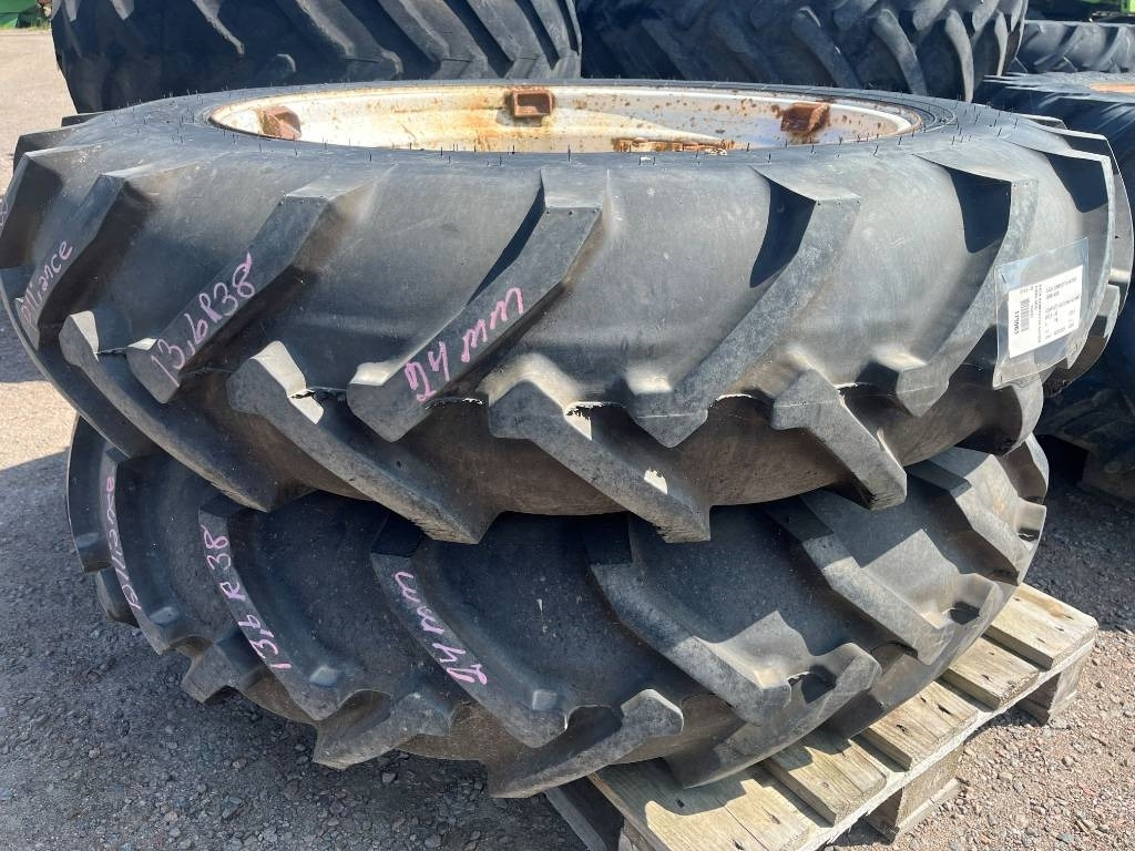 Alliance 13,6-38 Däck På Ford fälg - Däck för Lantbruksmaskiner: bild 1 Alliance 13,6-38 Däck På Ford fälg - Däck för Lantbruksmaskiner: bild 1