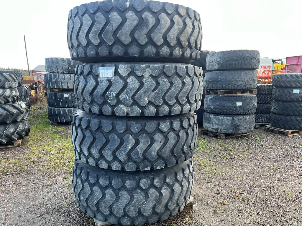 Däck på fälg 20,5-R25 Volvo L70 , 6300 , L90 - Däck för Byggmaskiner: bild 1 Däck på fälg 20,5-R25 Volvo L70 , 6300 , L90 - Däck för Byggmaskiner: bild 1