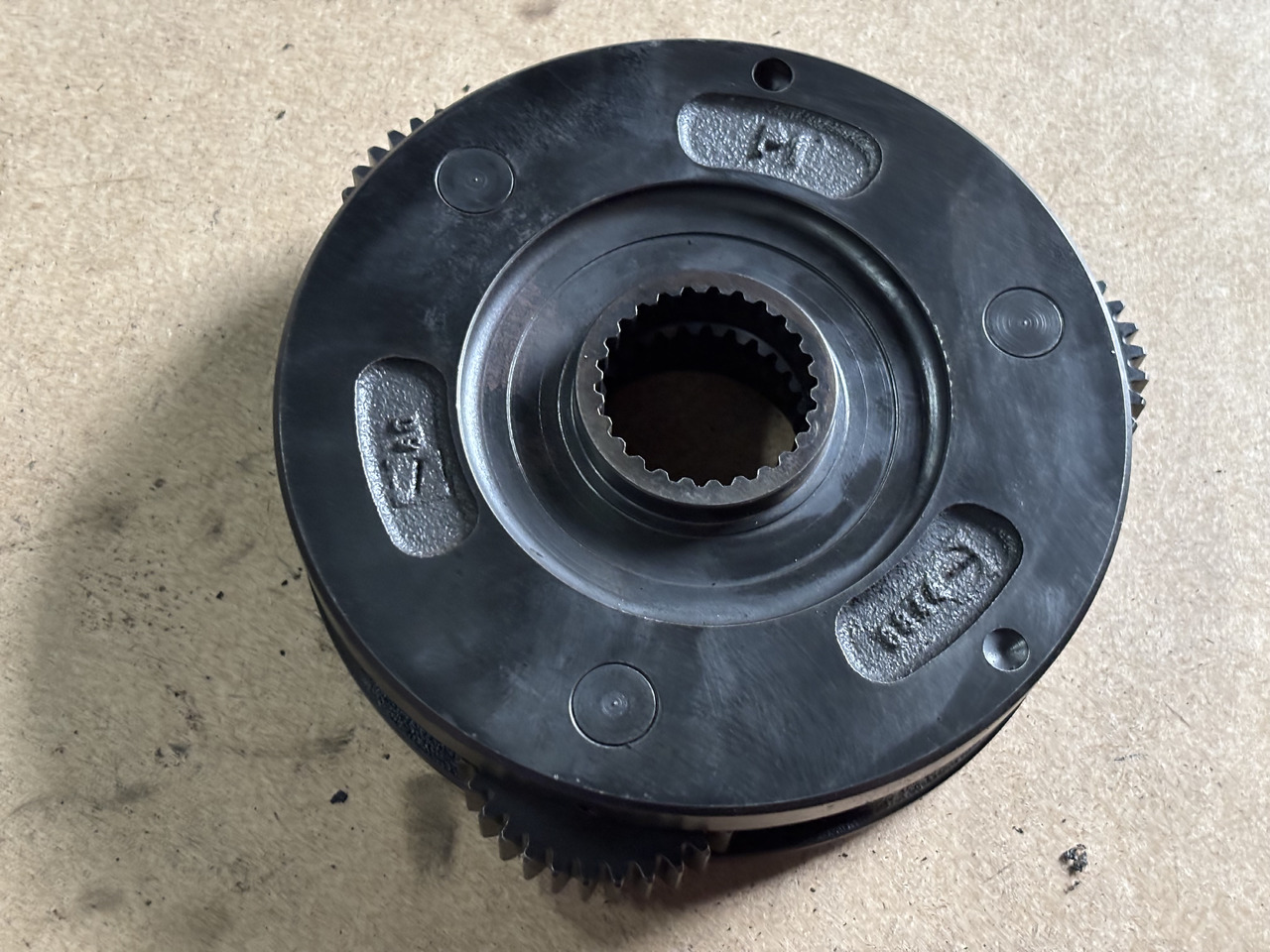 Claas AXION 830 Reduktor przekładni 60 0502 600 8 6005026008 - Differential för Traktor: bild 1 Claas AXION 830 Reduktor przekładni 60 0502 600 8 6005026008 - Differential för Traktor: bild 1