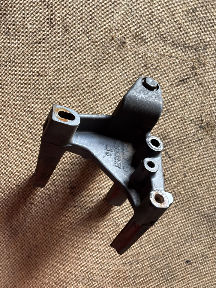 Deutz TD2011 D2011 D2011L04W Uchwyt Alternatora 04102472 04102472R - Generator för Lantbruksmaskiner: bild 1 Deutz TD2011 D2011 D2011L04W Uchwyt Alternatora 04102472 04102472R - Generator för Lantbruksmaskiner: bild 1