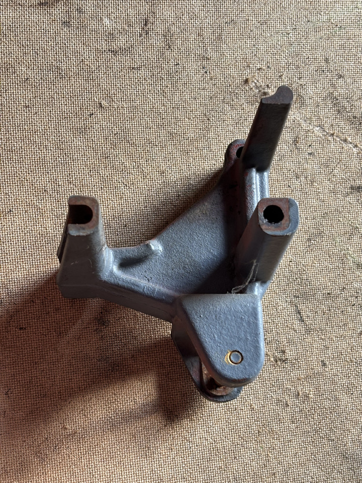 Deutz TD2011 D2011 D2011L04W Uchwyt Alternatora 04102472 04102472R - Generator för Lantbruksmaskiner: bild 3 Deutz TD2011 D2011 D2011L04W Uchwyt Alternatora 04102472 04102472R - Generator för Lantbruksmaskiner: bild 3