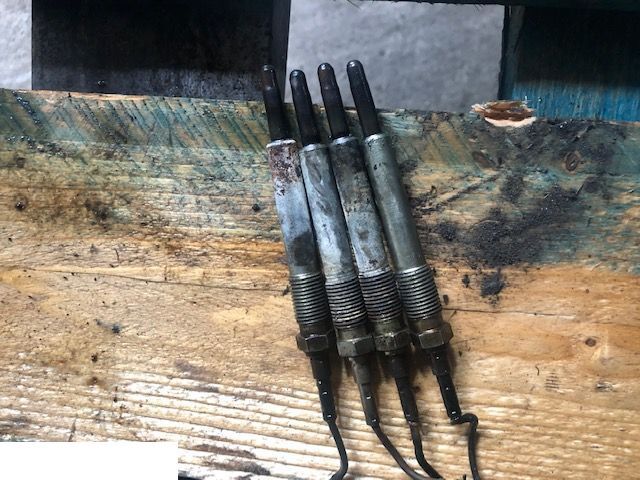 Deutz bf4m2012 - Świece Żarowe - Ljusglöd för Lantbruksmaskiner: bild 1 Deutz bf4m2012 - Świece Żarowe - Ljusglöd för Lantbruksmaskiner: bild 1