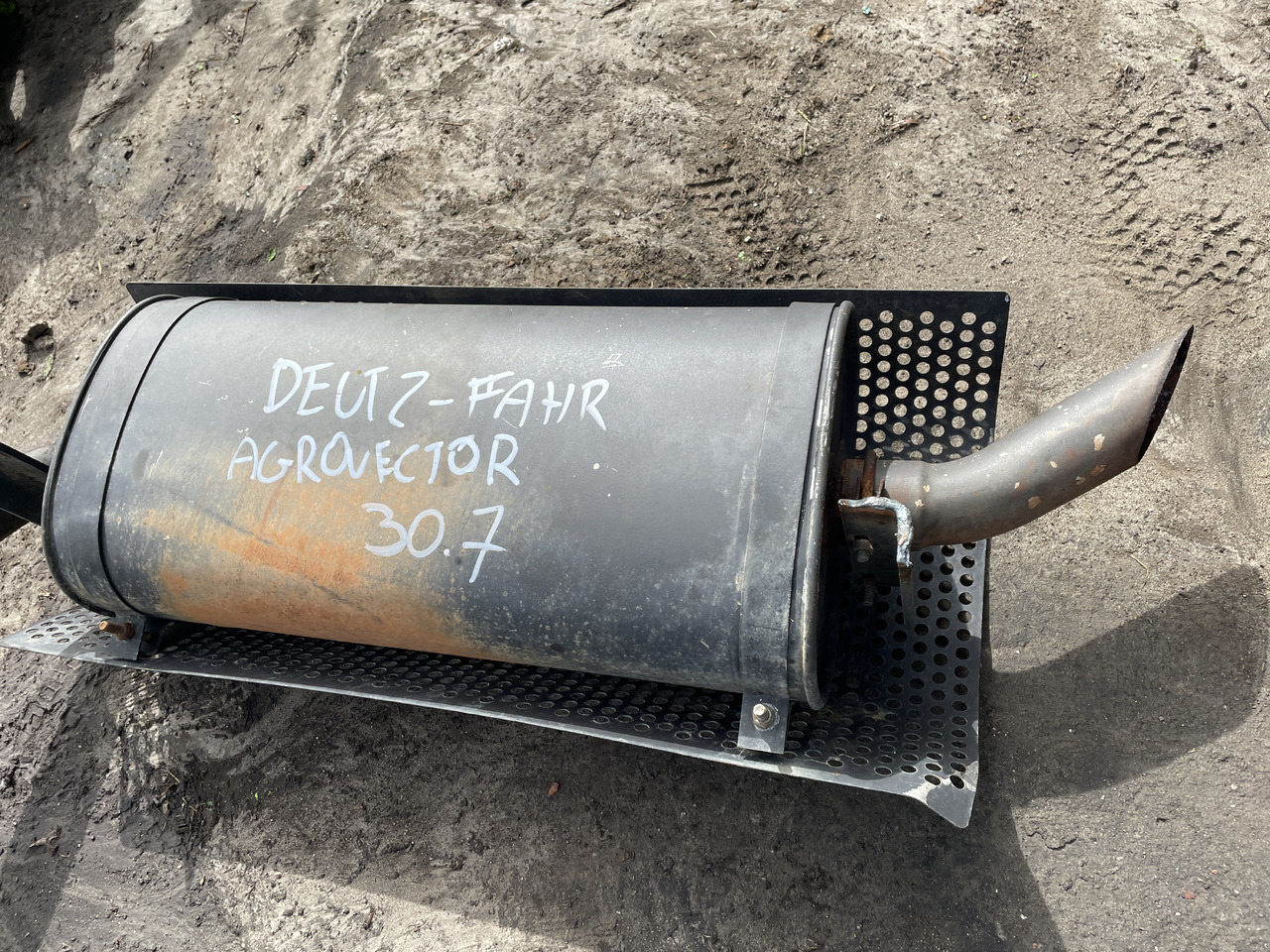 Deuzt-Fahr Agrovector 30.7 - tłumik tłumnik końćowy - Ljuddämpare för Lantbruksmaskiner: bild 2 Deuzt-Fahr Agrovector 30.7 - tłumik tłumnik końćowy - Ljuddämpare för Lantbruksmaskiner: bild 2