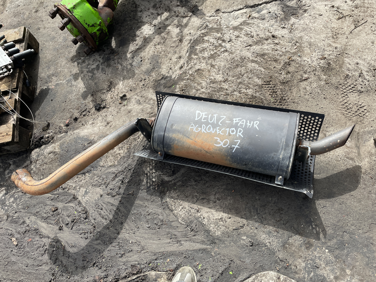 Deuzt-Fahr Agrovector 30.7 - tłumik tłumnik końćowy - Ljuddämpare för Lantbruksmaskiner: bild 1 Deuzt-Fahr Agrovector 30.7 - tłumik tłumnik końćowy - Ljuddämpare för Lantbruksmaskiner: bild 1