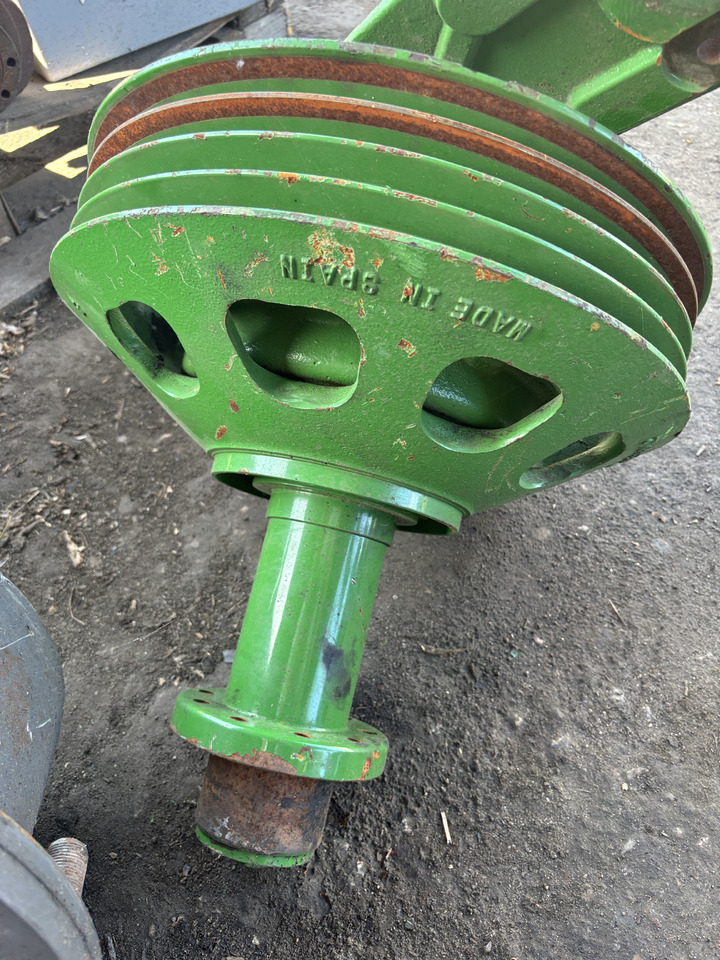 John Deere X9 1000 1100 - Front End Belt Drive Sheave, Fixed Speed W/ Clutch, LH - Rem för Lantbruksmaskiner: bild 2 John Deere X9 1000 1100 - Front End Belt Drive Sheave, Fixed Speed W/ Clutch, LH - Rem för Lantbruksmaskiner: bild 2
