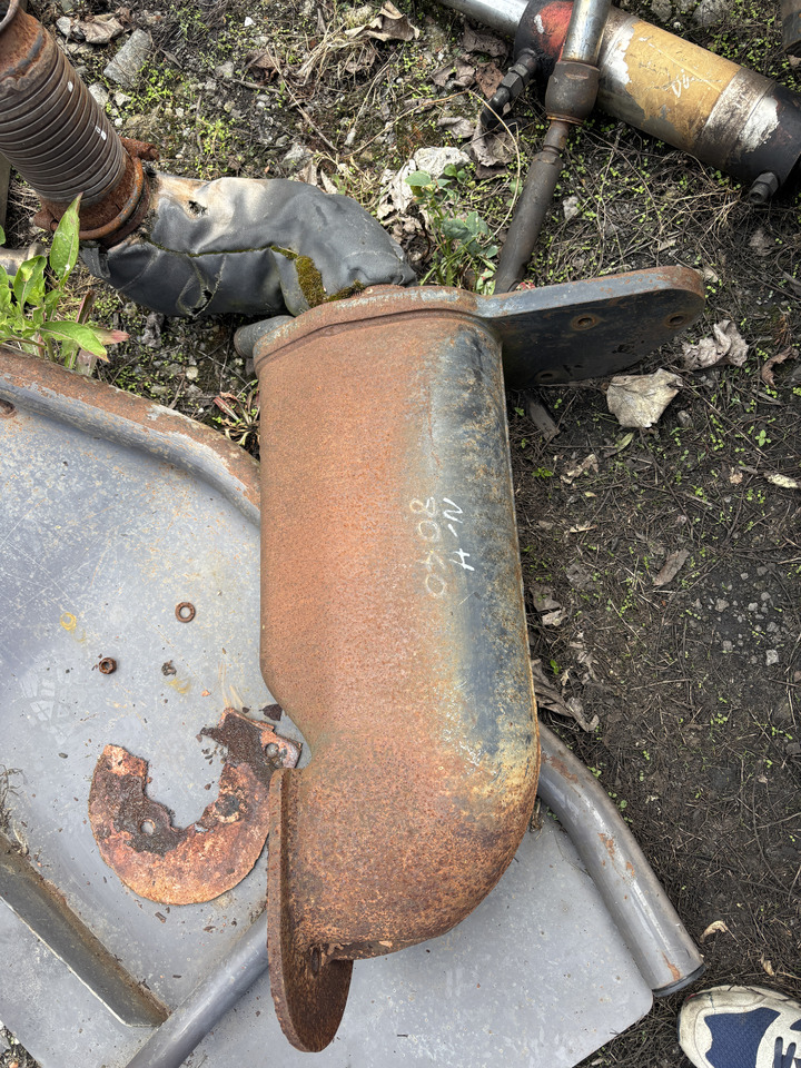 New Holland T8 - wspornik kolano tłumika 87588160 - Ljuddämpare för Lantbruksmaskiner: bild 1 New Holland T8 - wspornik kolano tłumika 87588160 - Ljuddämpare för Lantbruksmaskiner: bild 1