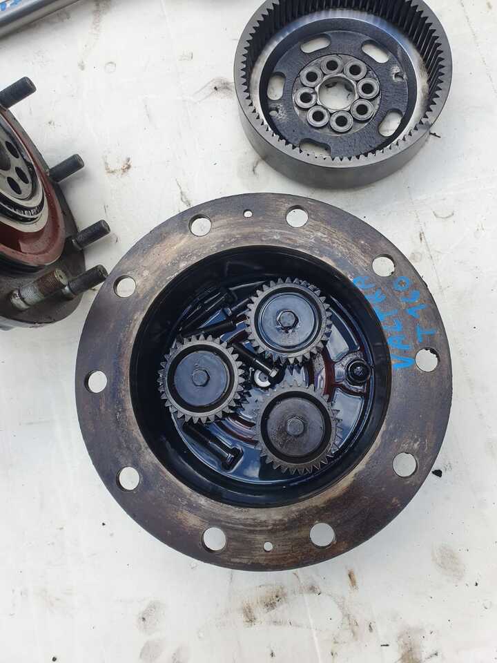 Valtra T190 - Zwolnica - Zwrotnica - Półoś - Skrzynia - Silnik - Siłowniki - Tylny WOM - Styrspindel för Lantbruksmaskiner: bild 4 Valtra T190 - Zwolnica - Zwrotnica - Półoś - Skrzynia - Silnik - Siłowniki - Tylny WOM - Styrspindel för Lantbruksmaskiner: bild 4