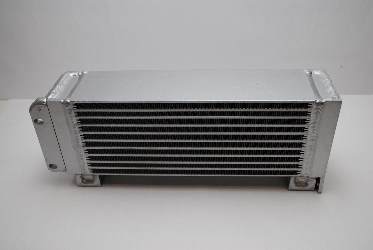 Oliekoeler 04102800 / 04281090 voor Deutz BF4L2011, D2011 L04 I, TD2011 - Oljekylare för Byggmaskiner: bild 1 Oliekoeler 04102800 / 04281090 voor Deutz BF4L2011, D2011 L04 I, TD2011 - Oljekylare för Byggmaskiner: bild 1