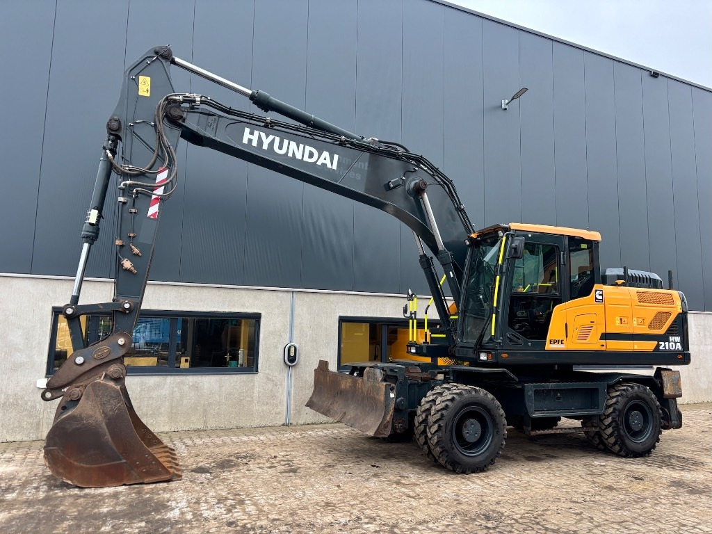 Hyundai HW 210 A - HW210 - R210W - HW180 - Grävmaskin på däck: bild 1 Hyundai HW 210 A - HW210 - R210W - HW180 - Grävmaskin på däck: bild 1