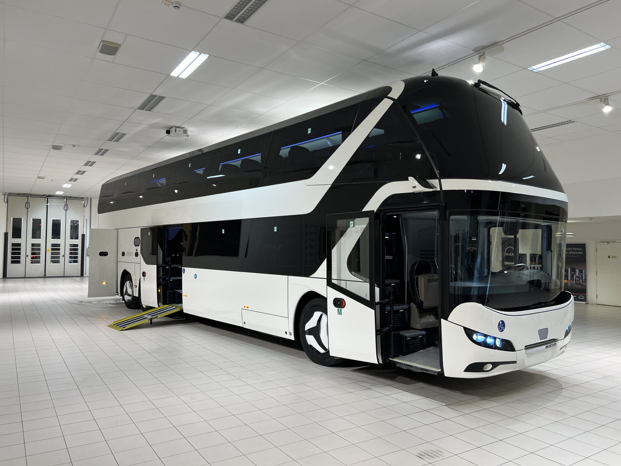 NEOPLAN SKYLINER P06 Euro 6E V.I.P / Exclusive Class (Dark Edition) - Turistbuss: bild 1 NEOPLAN SKYLINER P06 Euro 6E V.I.P / Exclusive Class (Dark Edition) - Turistbuss: bild 1