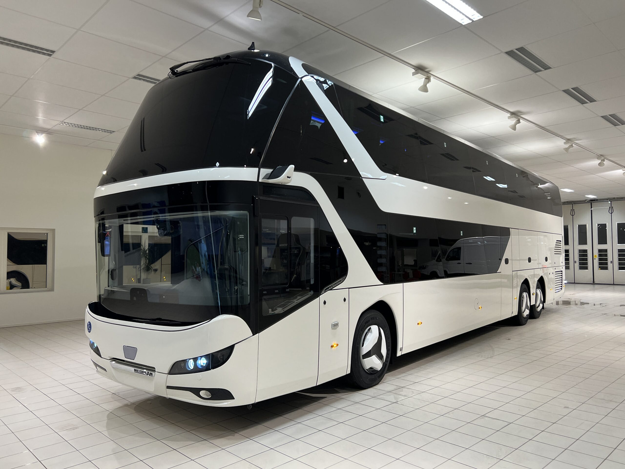 NEOPLAN SKYLINER P06 Euro 6E V.I.P / Exclusive Class (Dark Edition) - Turistbuss: bild 2 NEOPLAN SKYLINER P06 Euro 6E V.I.P / Exclusive Class (Dark Edition) - Turistbuss: bild 2