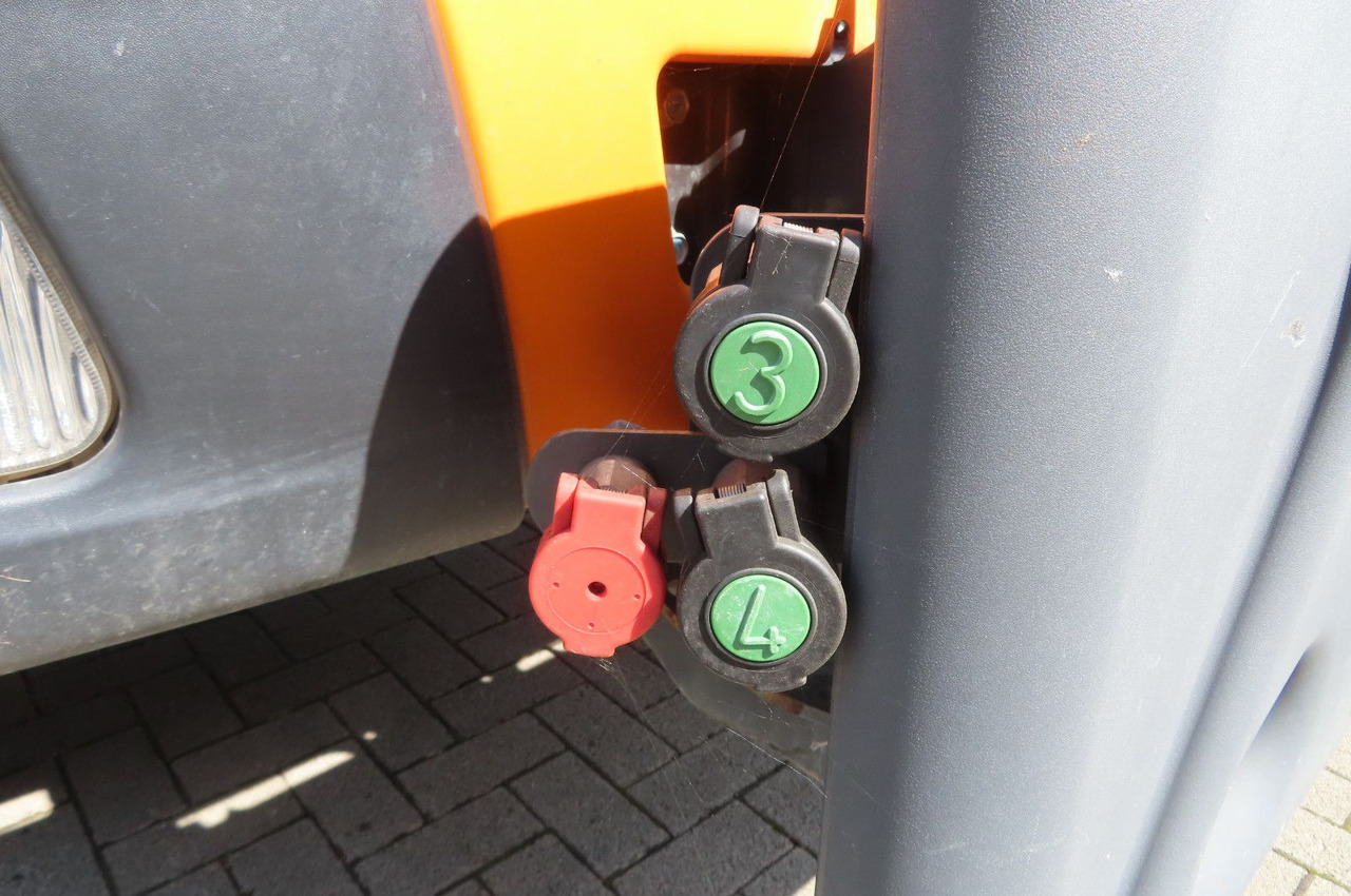 FUSO Canter 6 C 18 4x4 Kommunal Winterdienst - Transportbil med tippflak: bild 4 FUSO Canter 6 C 18 4x4 Kommunal Winterdienst - Transportbil med tippflak: bild 4