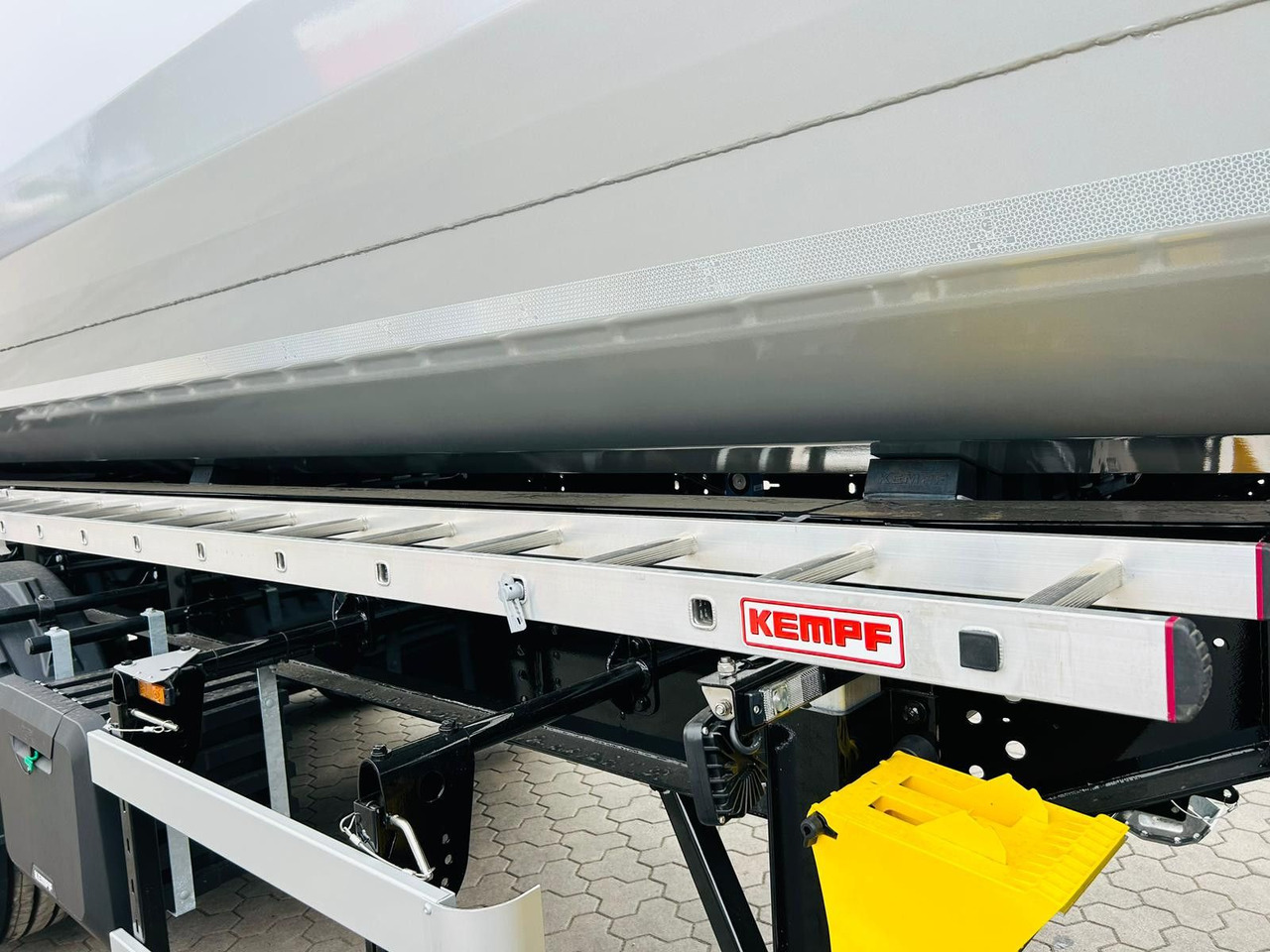 Tippbil semitrailer Kempf SKM 36/3 SR-Membran Stahl Halbrundmulde 50m³: bild 10