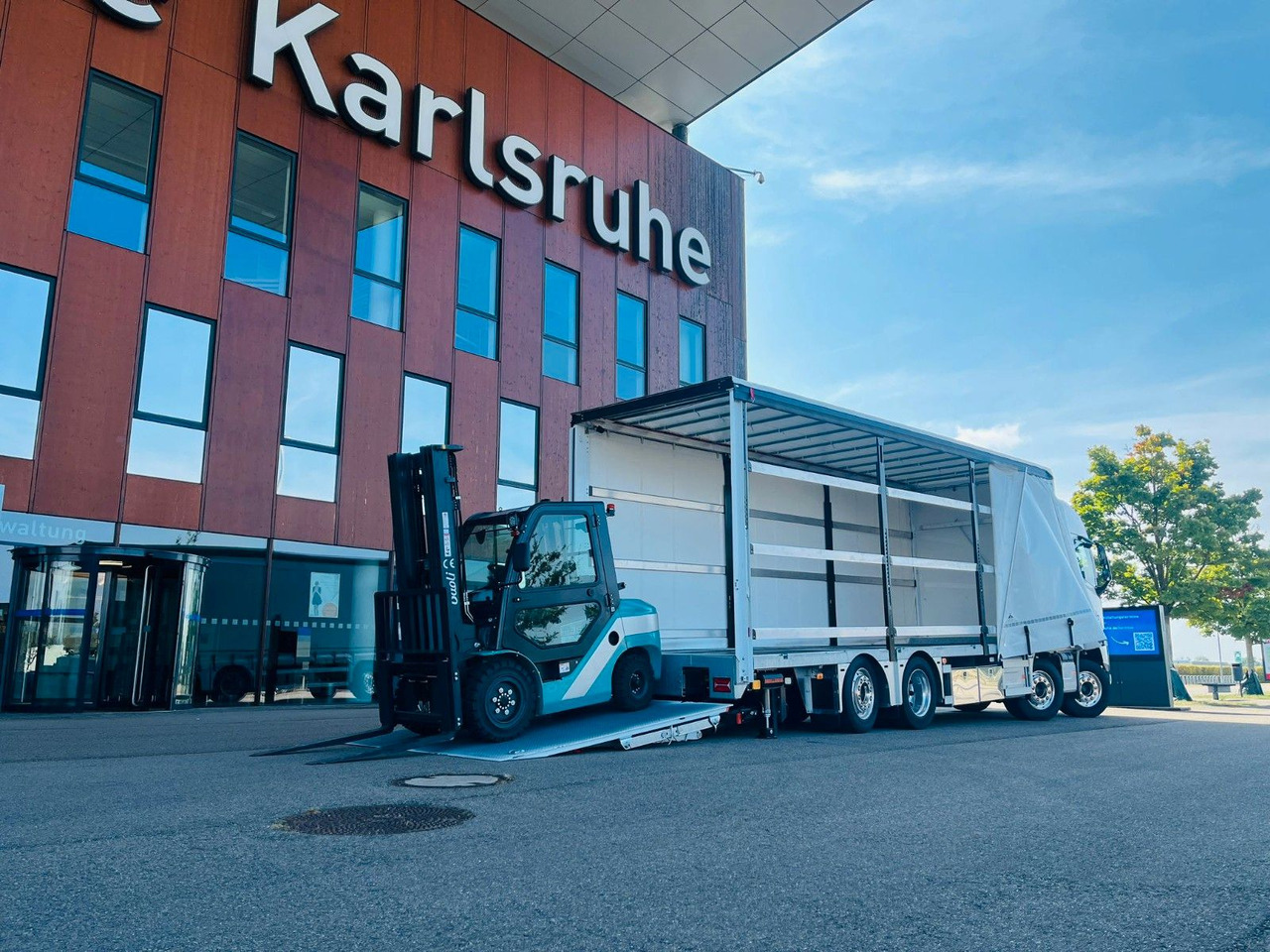 Volvo FH 500 Gabelstaplertransporter LBW Dhollandia 9t - Kapellbil: bild 4 Volvo FH 500 Gabelstaplertransporter LBW Dhollandia 9t - Kapellbil: bild 4