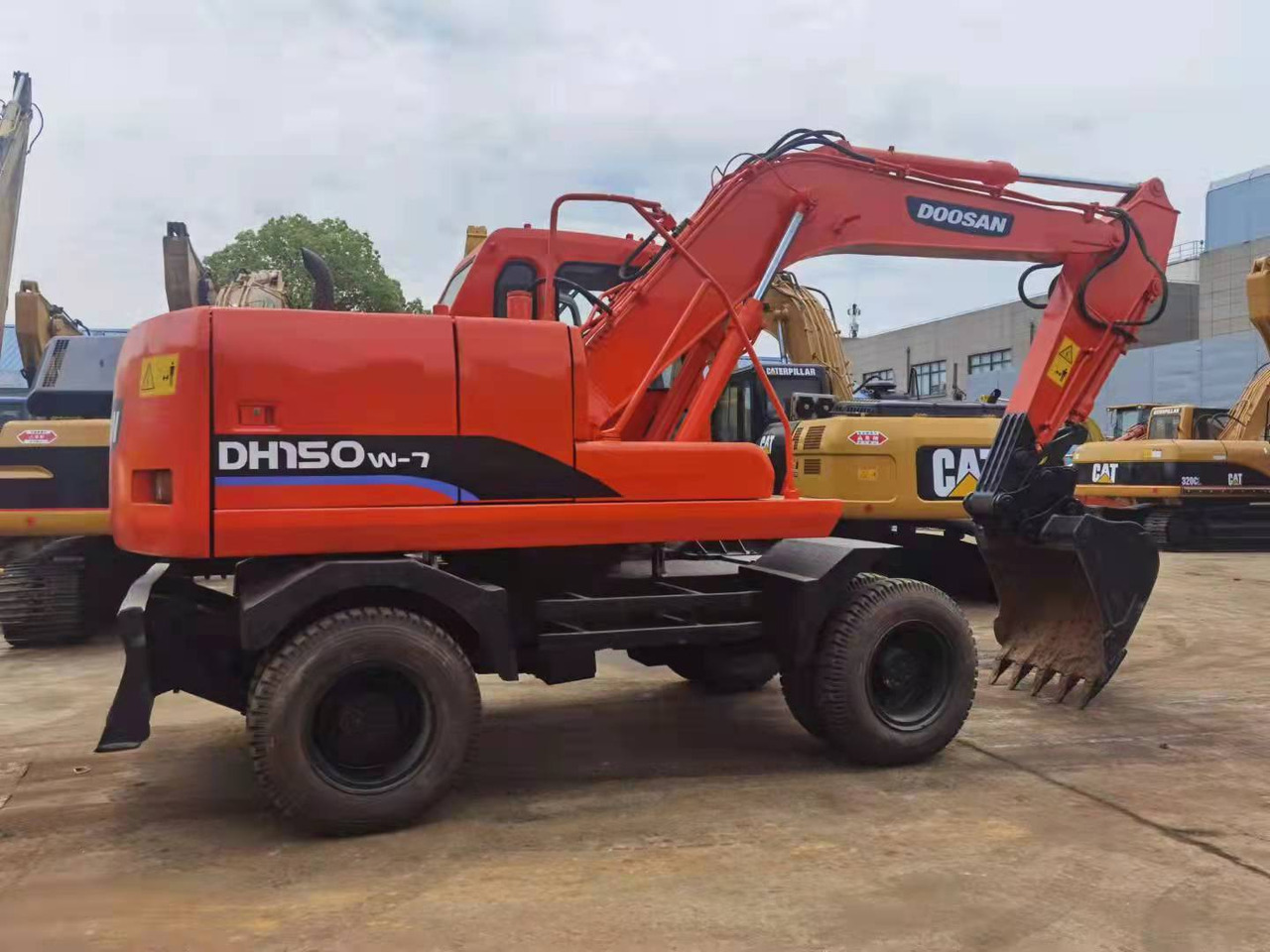 DOOSAN DH150W-7 - Grävmaskin på däck: bild 1 DOOSAN DH150W-7 - Grävmaskin på däck: bild 1
