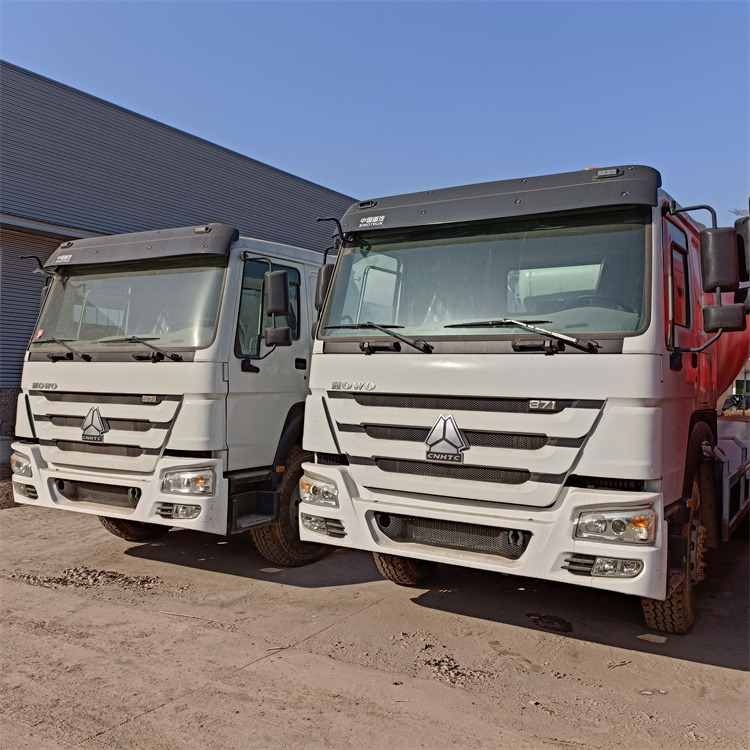 HOWO HOWO-white mixer pump truck - Betongbil med pump: bild 1 HOWO HOWO-white mixer pump truck - Betongbil med pump: bild 1