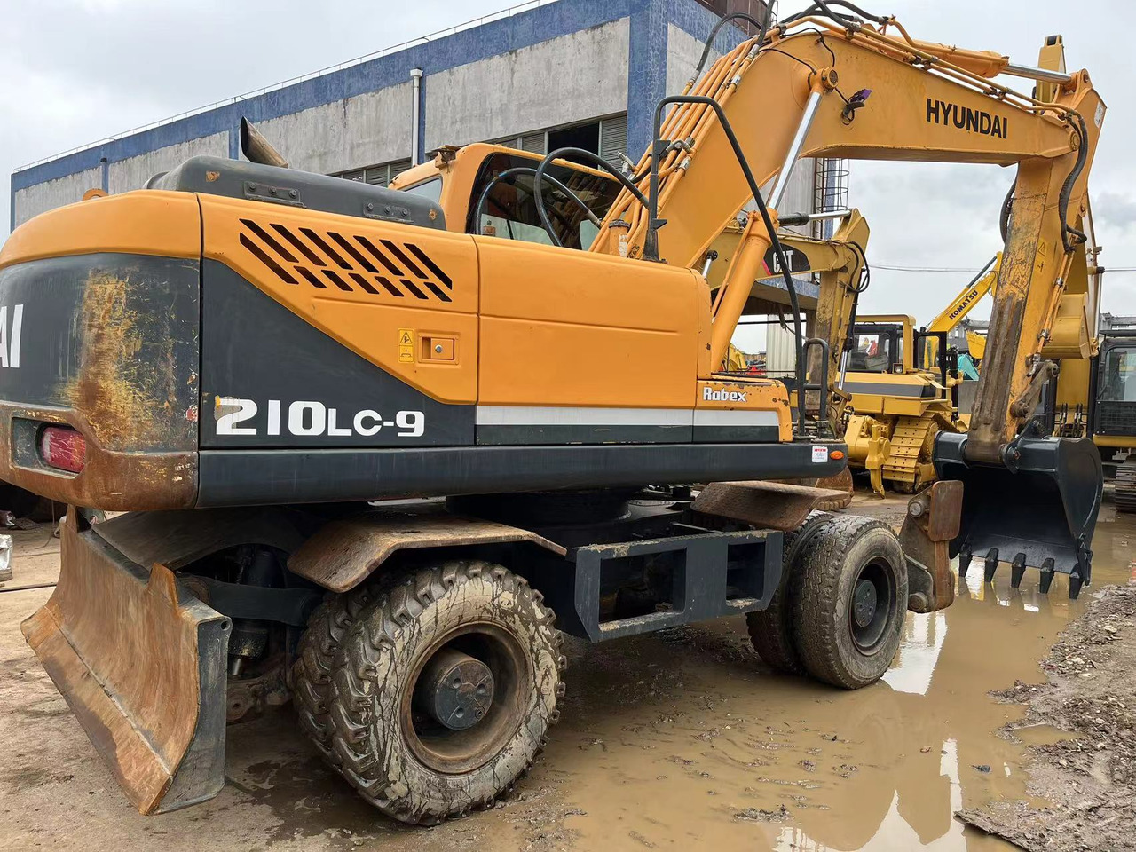 HYUNDAI R210W-9 - Grävmaskin på däck: bild 1 HYUNDAI R210W-9 - Grävmaskin på däck: bild 1