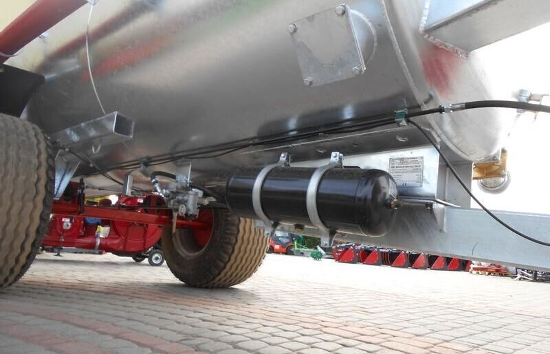 POMOT Single-axial tanker truck/ Beczkowóz wóz asenizacyjny 5000 l - Gödseltunna: bild 5 POMOT Single-axial tanker truck/ Beczkowóz wóz asenizacyjny 5000 l - Gödseltunna: bild 5