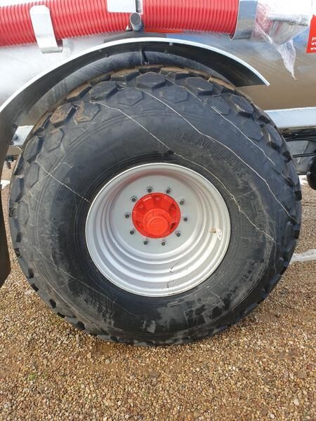 POMOT Single-axial tanker truck/ Beczkowóz wóz asenizacyjny 8000 l - Gödseltunna: bild 2 POMOT Single-axial tanker truck/ Beczkowóz wóz asenizacyjny 8000 l - Gödseltunna: bild 2