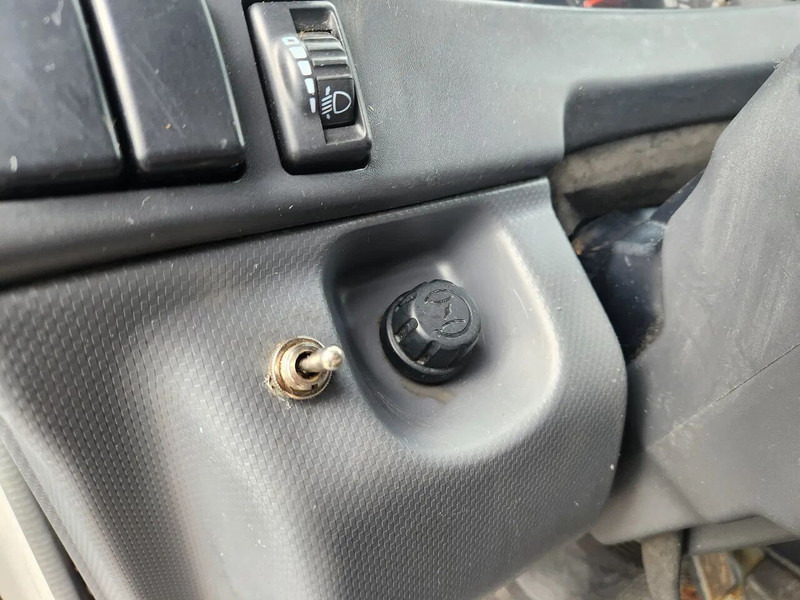 Transportbil med tippflak Isuzu N 2011, 3.0L, Euro 5, 157000km, Manual, New APK/TUV: bild 17 Transportbil med tippflak Isuzu N 2011, 3.0L, Euro 5, 157000km, Manual, New APK/TUV: bild 17