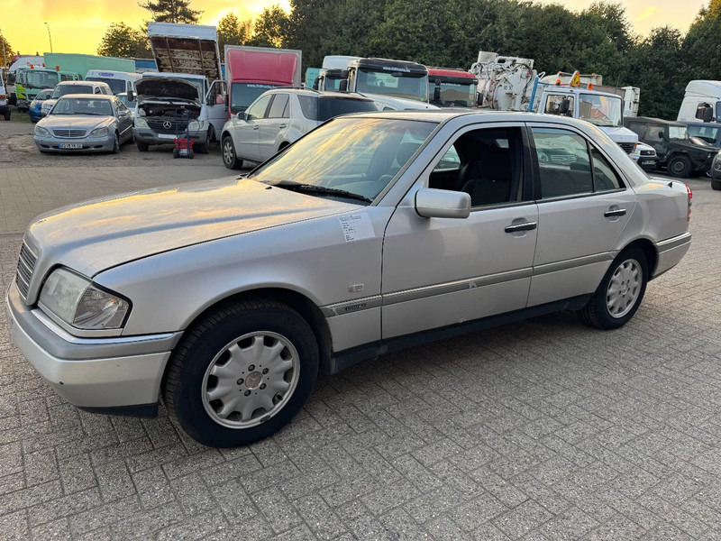 Mercedes-Benz C-Klasse **C180-PETROL-AC** - Sedan: bild 1 Mercedes-Benz C-Klasse **C180-PETROL-AC** - Sedan: bild 1