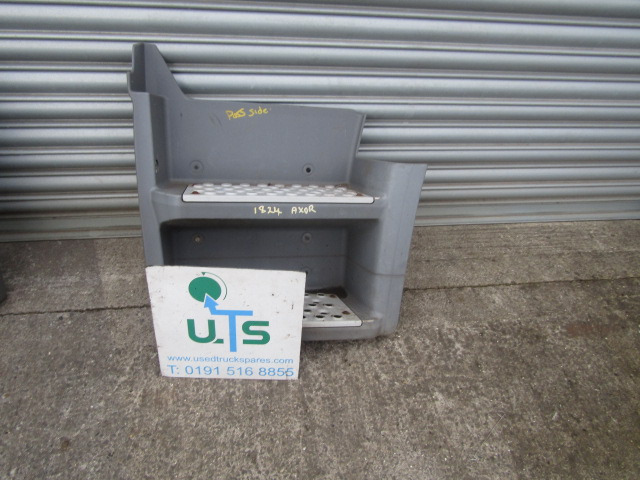 MERCEDES AXOR DRIVER SIDE CAB STEP - Hytt och interiör för Lastbil: bild 1 MERCEDES AXOR DRIVER SIDE CAB STEP - Hytt och interiör för Lastbil: bild 1