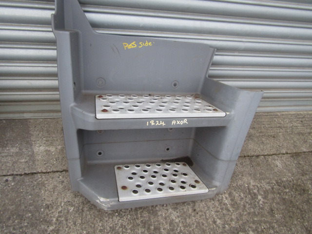 MERCEDES AXOR DRIVER SIDE CAB STEP - Hytt och interiör för Lastbil: bild 2 MERCEDES AXOR DRIVER SIDE CAB STEP - Hytt och interiör för Lastbil: bild 2