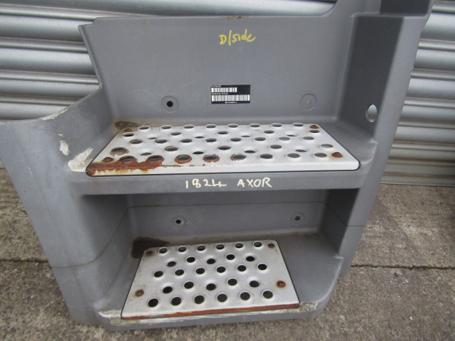 MERCEDES AXOR PASSENGER SIDE CAB STEP - Hytt och interiör för Lastbil: bild 2 MERCEDES AXOR PASSENGER SIDE CAB STEP - Hytt och interiör för Lastbil: bild 2