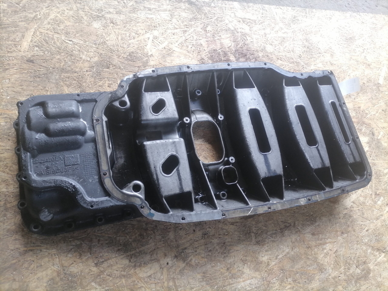 Scania Ladder frame 1942851 - Oljetråg för Lastbil: bild 2 Scania Ladder frame 1942851 - Oljetråg för Lastbil: bild 2