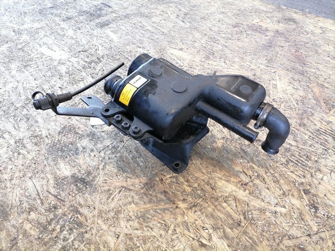 Scania Scania steering oil tank 1461351 - Servoslang för Lastbil: bild 2 Scania Scania steering oil tank 1461351 - Servoslang för Lastbil: bild 2