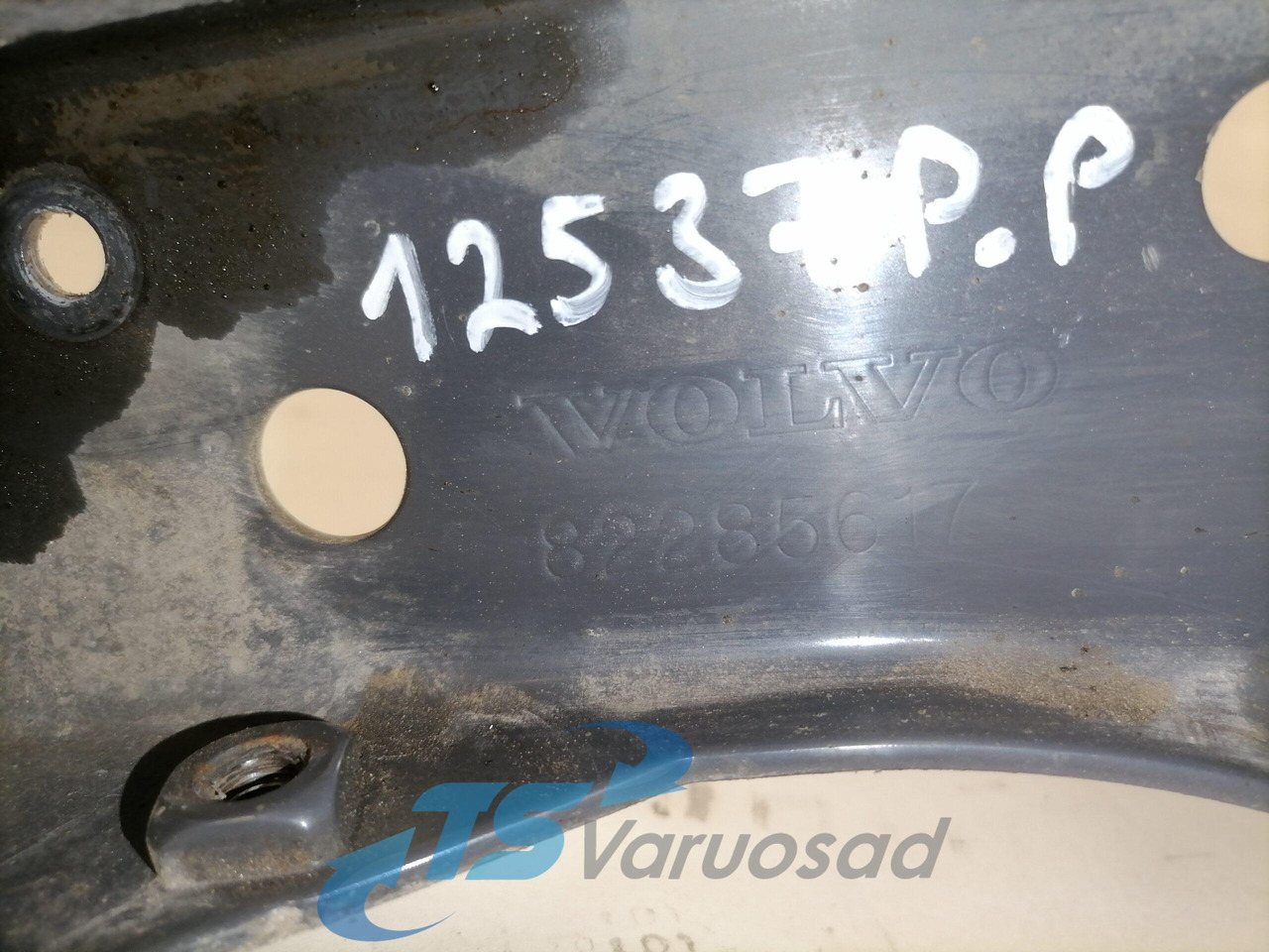 Volvo Light bracket 82285617 - Ljus/ Belysning för Lastbil: bild 2 Volvo Light bracket 82285617 - Ljus/ Belysning för Lastbil: bild 2