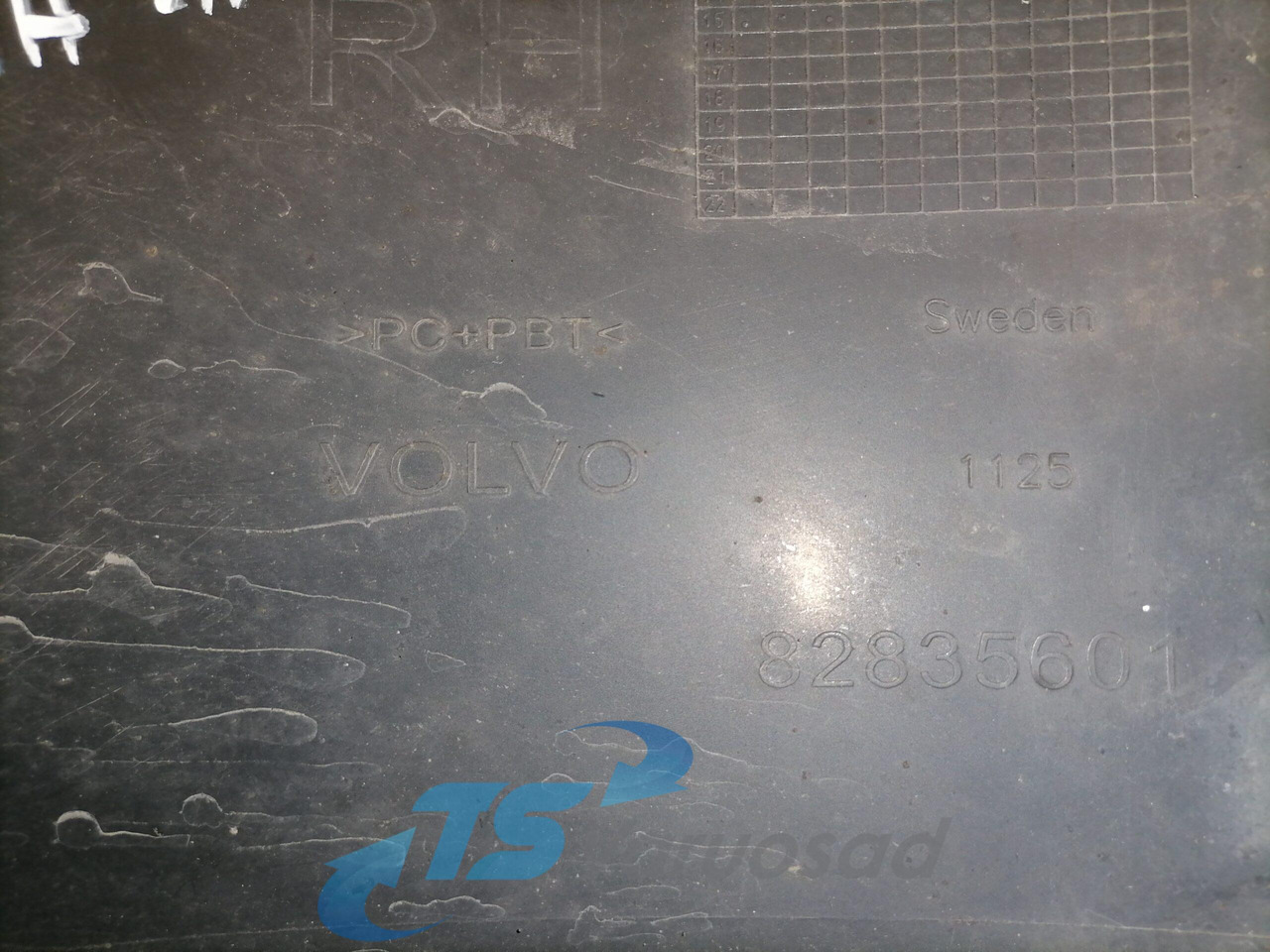 Volvo Plastikdetail 82835601 - Aerodynamik/ Spoiler för Lastbil: bild 3 Volvo Plastikdetail 82835601 - Aerodynamik/ Spoiler för Lastbil: bild 3