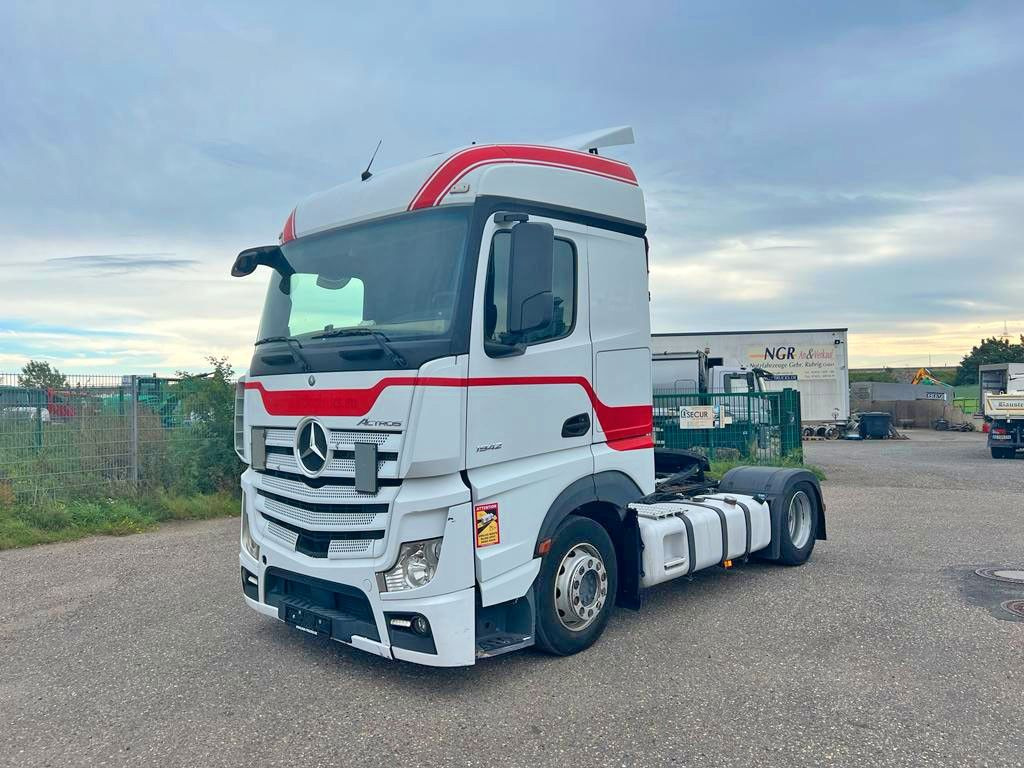 Mercedes-Benz 1842 4X2 mit Höhenverstellbarer Sattelkuppung Mercedes-Benz 1842 4X2 mit Höhenverstellbarer Sattelkuppung - Dragbil: bild 1 Mercedes-Benz 1842 4X2 mit Höhenverstellbarer Sattelkuppung Mercedes-Benz 1842 4X2 mit Höhenverstellbarer Sattelkuppung - Dragbil: bild 1