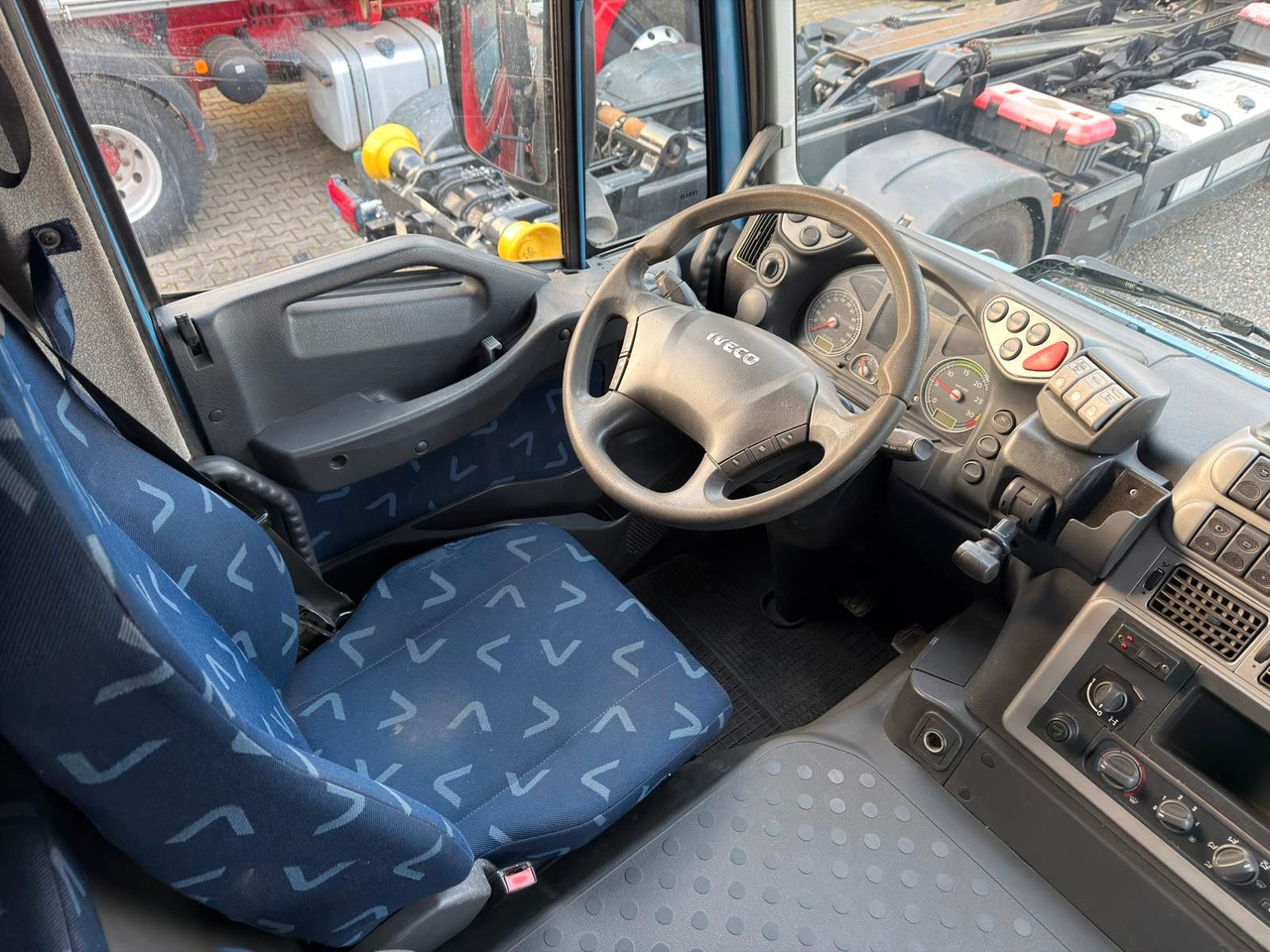 Kapellbil Iveco 190S36/9 Stralis Pritsche & Hebebühne 3 to. TOP: bild 18