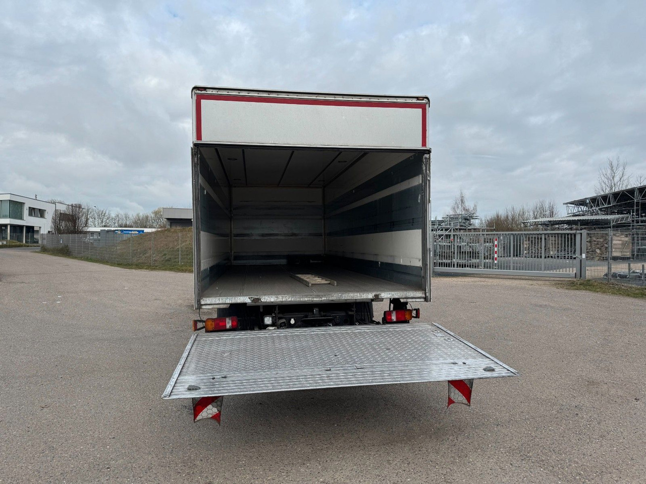 Lastbil med skåp MAN 15.290 4X2 Koffer mit Hebebühne AHK: bild 9 Lastbil med skåp MAN 15.290 4X2 Koffer mit Hebebühne AHK: bild 9