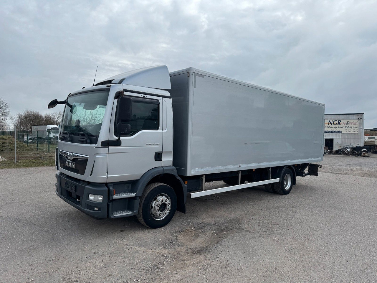 MAN 15.290 4X2 Koffer mit Hebebühne AHK - Lastbil med skåp: bild 1 MAN 15.290 4X2 Koffer mit Hebebühne AHK - Lastbil med skåp: bild 1