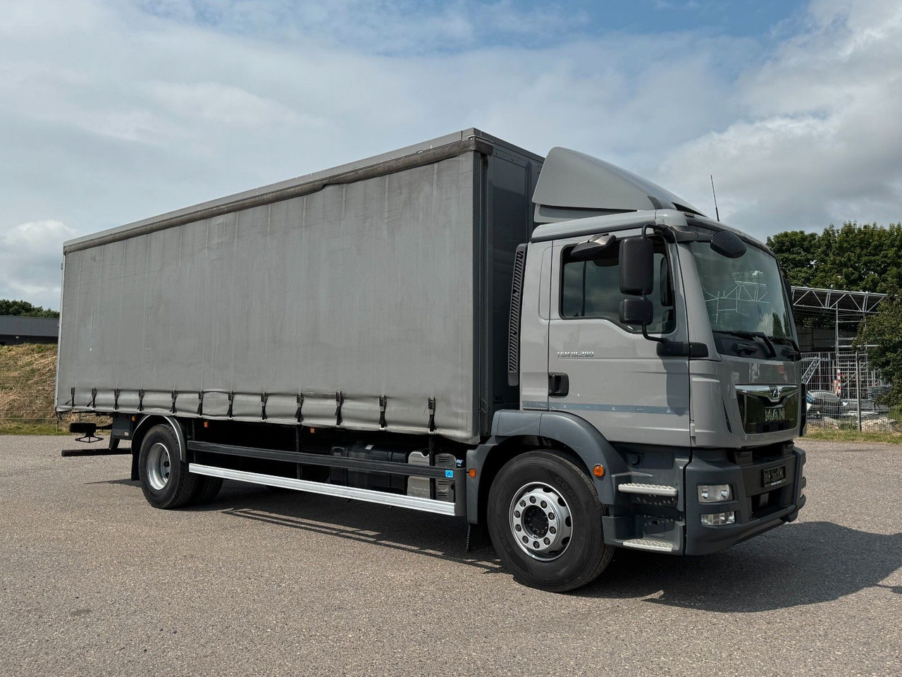 MAN 18.290 4X2 Koffer / Plane Top Zustand 8,30 Meter - Kapellbil: bild 1 MAN 18.290 4X2 Koffer / Plane Top Zustand 8,30 Meter - Kapellbil: bild 1