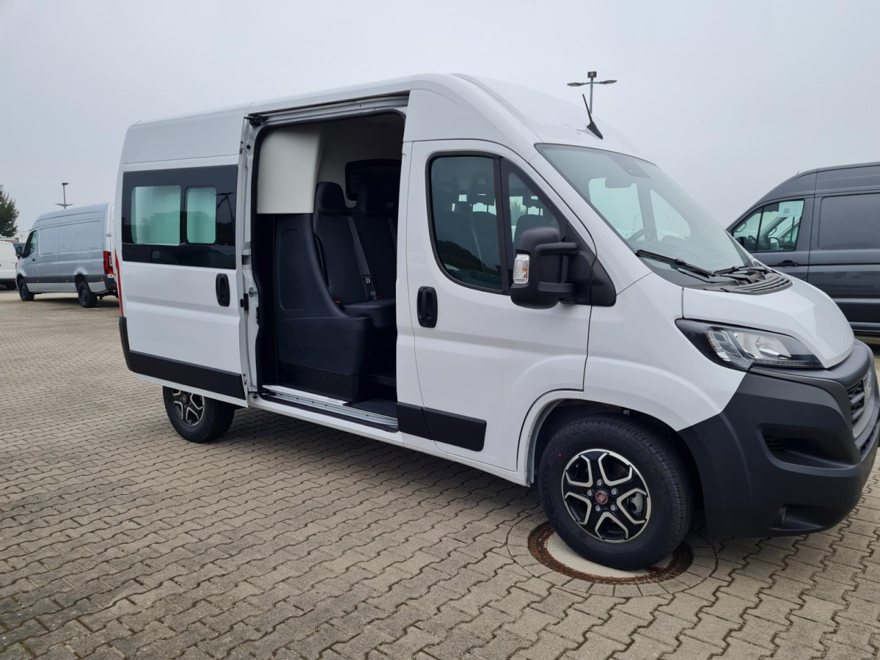 Fiat Ducato 35 Kasten Doka 7-Sitze 2x Schiebetür Maxi L2H2 - Skåpbil, Dubbelhytt transportbil: bild 3 Fiat Ducato 35 Kasten Doka 7-Sitze 2x Schiebetür Maxi L2H2 - Skåpbil, Dubbelhytt transportbil: bild 3