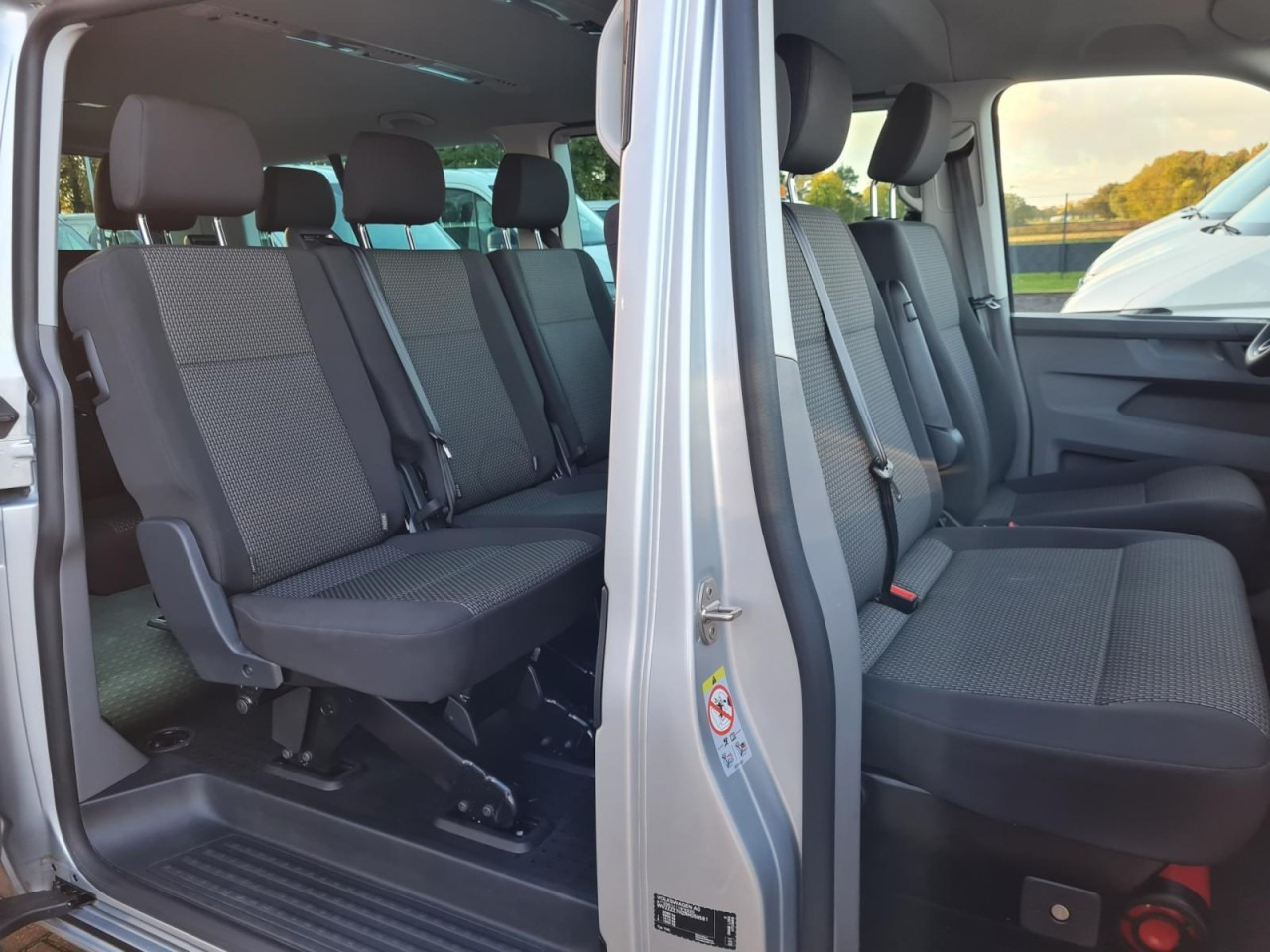 Volkswagen T6.1 Caravelle TDI lang 9 Sitzer 2 Schiebetüren Trendl. - Minibuss, Persontransport: bild 4 Volkswagen T6.1 Caravelle TDI lang 9 Sitzer 2 Schiebetüren Trendl. - Minibuss, Persontransport: bild 4