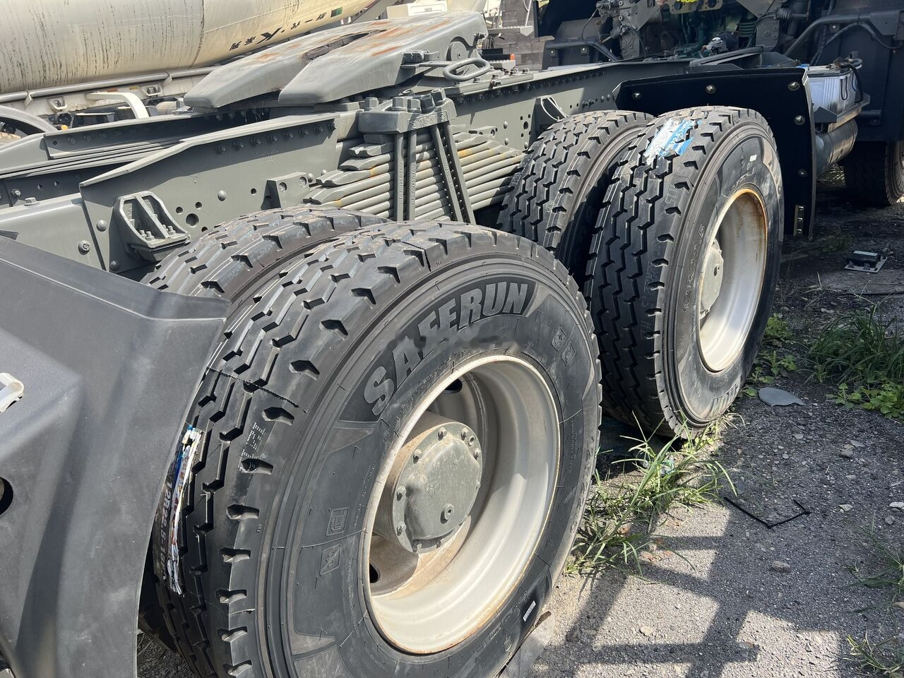 Sinotruk HOWO 420HP 6X4 Tractor - Dragbil: bild 2 Sinotruk HOWO 420HP 6X4 Tractor - Dragbil: bild 2