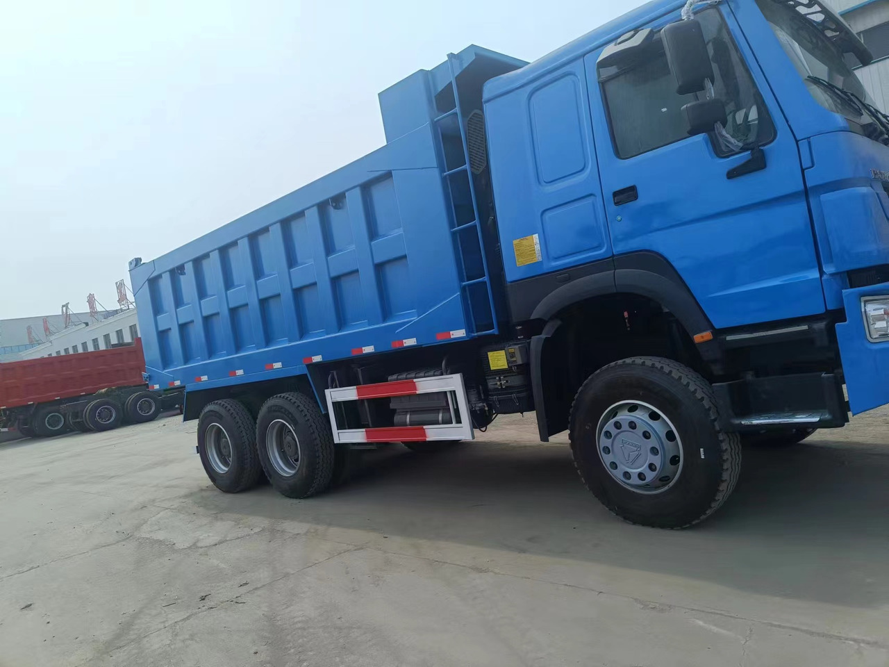 Sinotruk HOWO 371 6*4 dump truck - Minitippbil: bild 1 Sinotruk HOWO 371 6*4 dump truck - Minitippbil: bild 1