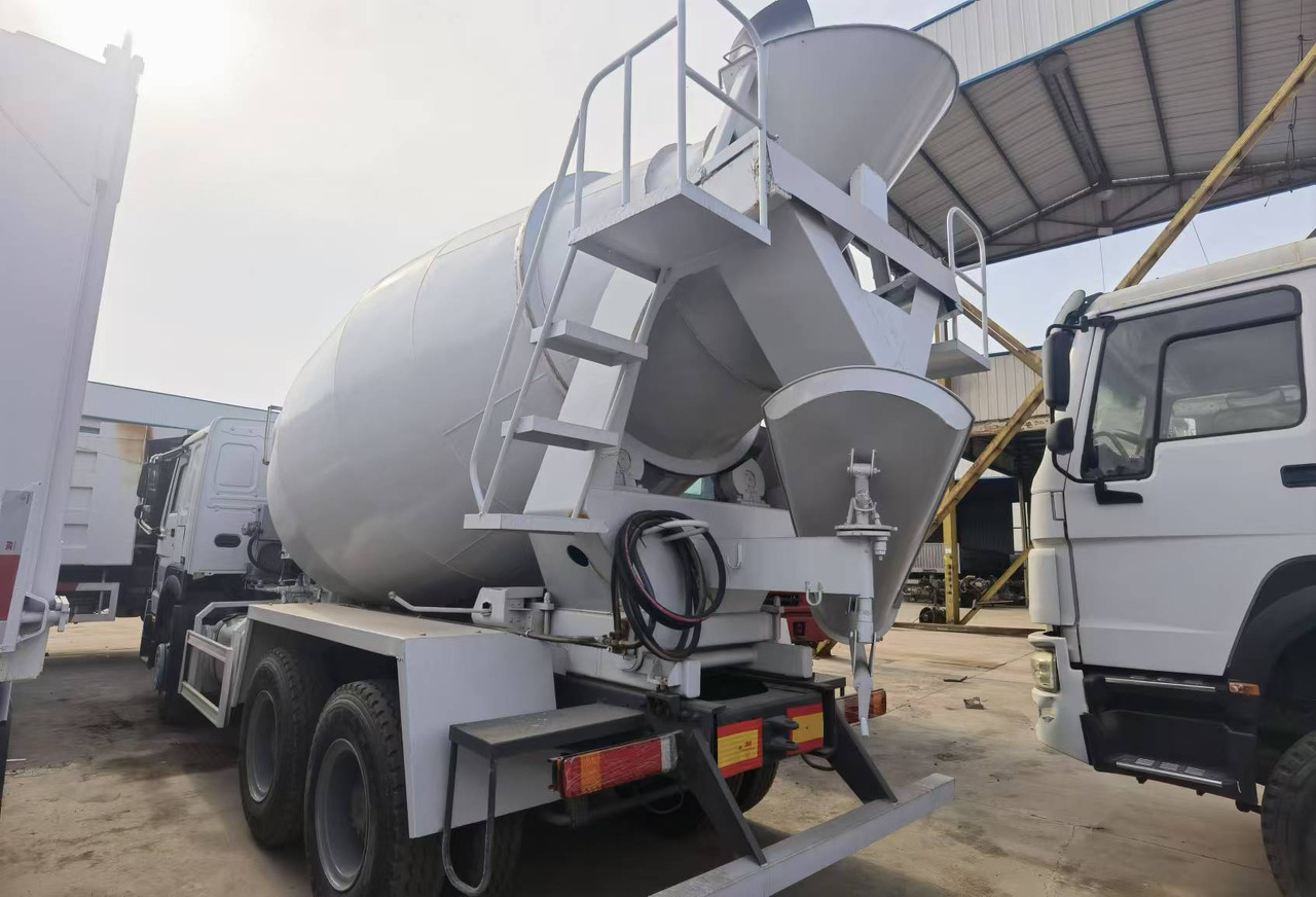 Sinotruk HOWO 371 Concrete mixer truck - Betongbil: bild 5 Sinotruk HOWO 371 Concrete mixer truck - Betongbil: bild 5