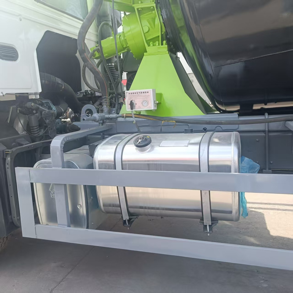 Sinotruk HOWO 6*4 Concrete mixer truck - Betongbil: bild 4 Sinotruk HOWO 6*4 Concrete mixer truck - Betongbil: bild 4