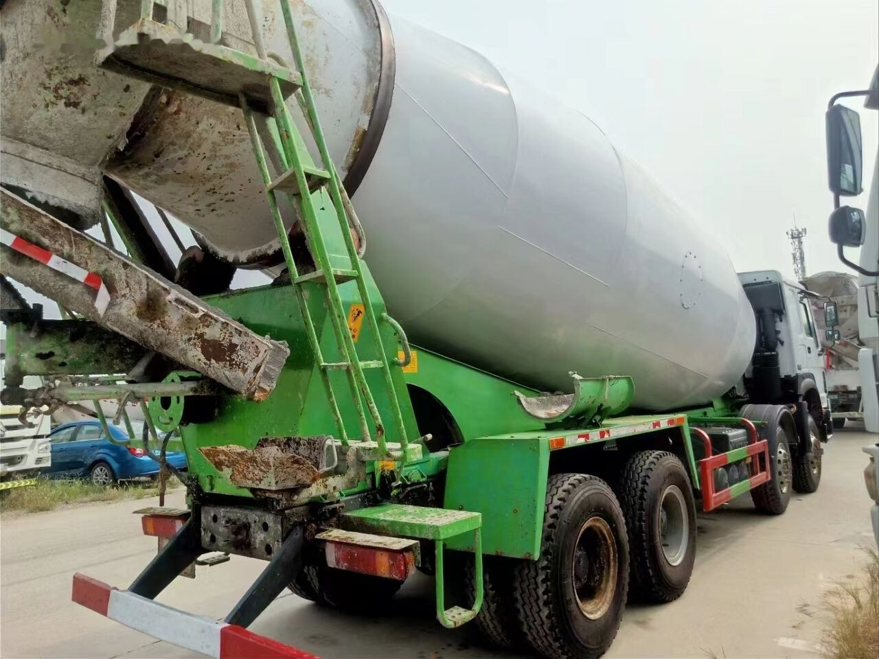 Sinotruk HOWO 8*4 Concrete mixer truck - Betongbil: bild 3 Sinotruk HOWO 8*4 Concrete mixer truck - Betongbil: bild 3