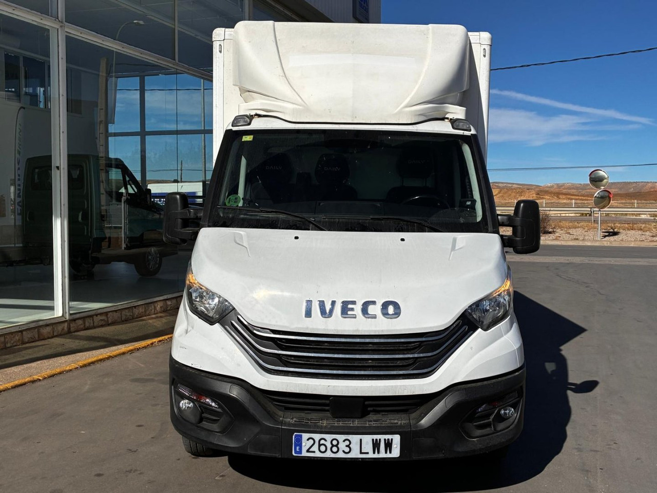 Caja cerrada con plataforma elevadora IVECO 35C14 20m3 con puerta lateral - Volymskåp: bild 2 Caja cerrada con plataforma elevadora IVECO 35C14 20m3 con puerta lateral - Volymskåp: bild 2