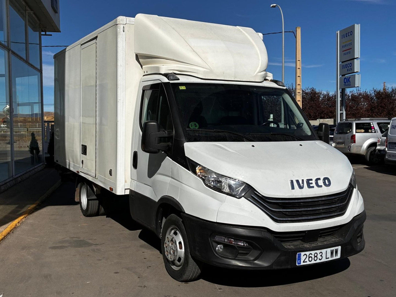 Caja cerrada con plataforma elevadora IVECO 35C14 20m3 con puerta lateral - Volymskåp: bild 3 Caja cerrada con plataforma elevadora IVECO 35C14 20m3 con puerta lateral - Volymskåp: bild 3