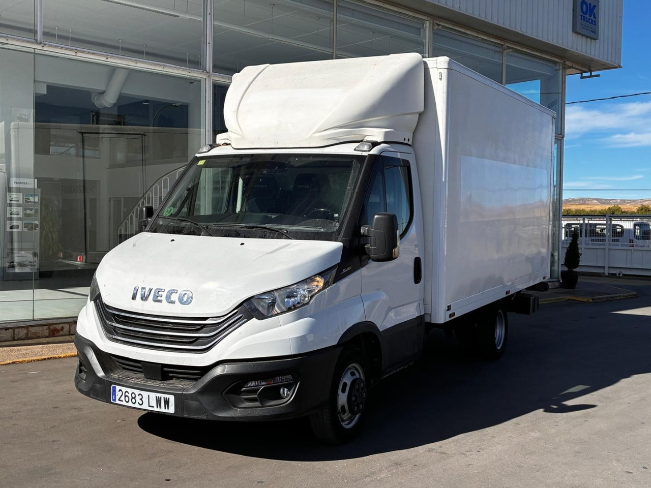 Caja cerrada con plataforma elevadora IVECO 35C14 20m3 con puerta lateral - Volymskåp: bild 1 Caja cerrada con plataforma elevadora IVECO 35C14 20m3 con puerta lateral - Volymskåp: bild 1