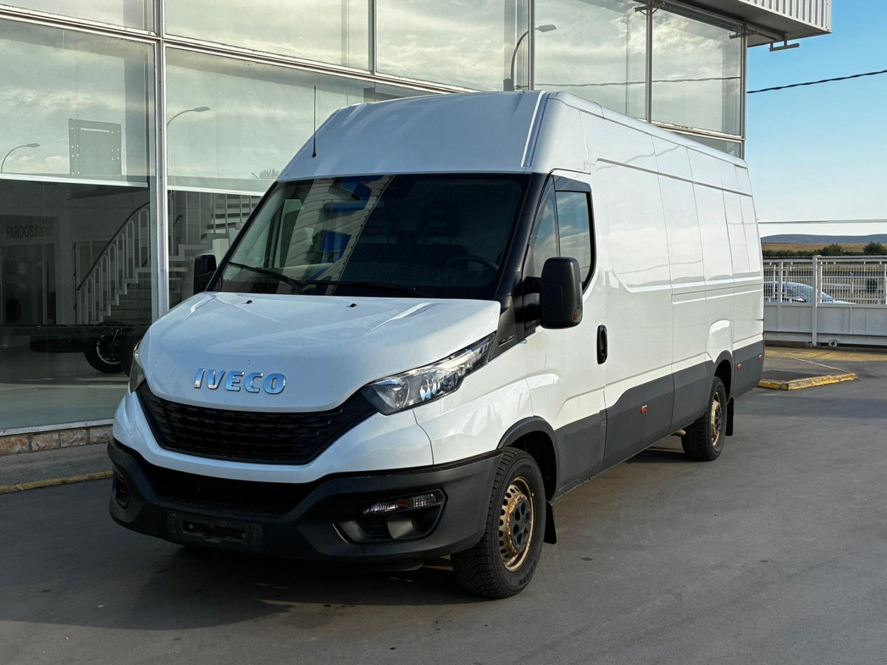 Furgón IVECO 35S14 V 16m3 - Skåpbil: bild 1 Furgón IVECO 35S14 V 16m3 - Skåpbil: bild 1
